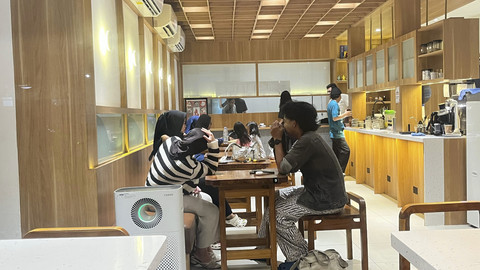 Suasana Saka Coffee Kalisari, Pasar Rebo, Jakarta Timur, salah satu kafe di Jakarta yang memutar musik tanpa hak cipta, Rabu (30/7/2025). Foto: Nasywa Athifah/kumparan