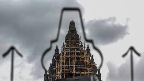 Pekerja revitalisasi Candi Nandi, salah satu candi di dalam kompleks Candi Prambanan, sebuah situs candi Hindu abad ke-9 yang diakui UNESCO sebagai Situs Warisan Dunia pada 30 Juli 2025.  Foto: Devi Rahman/AFP