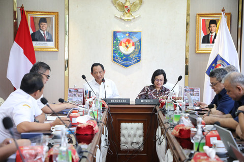 Mendagri Tito Karnavian dan Menkeu Sri Mulyani bahas optimalisasi program strategis nasional dan realisasi APBD di kantor Kemendagri, Rabu (30/7/2025). Foto: Dok Kemendagri