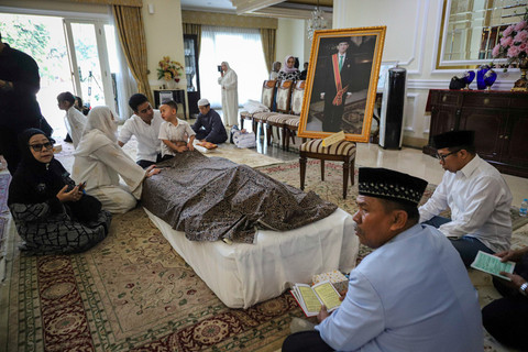 Suasana duka menyelimuti kediaman almarhum Suryadharma Ali, mantan Menteri Agama (Menag) Republik Indonesia, yang berlokasi di kawasan Jatinegara, Jakarta T... </div>
<div class=