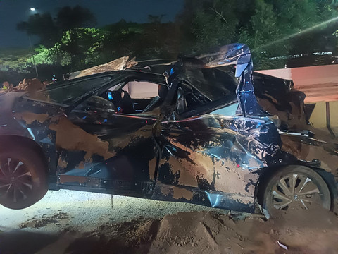 Kecelakaan Truk timpa mobil di exit tol karawang barat. dok. Istimewa
