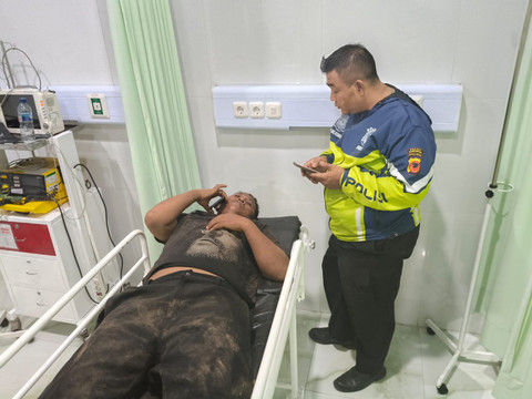 Mamat Sopir truk mengalami luka setelah kecelakaan di exit tol Karawang Barat. dok. istimewa