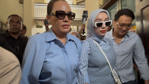 dr. Reza Gladys dan Fitri Salhuteru hadir dalam sidang kasus pengancaman dan pemerasan yang menjerat Nikita Mirzani, PN Jakarta Selatan, Kamis (31/7).  Foto: Giovanni/kumparan