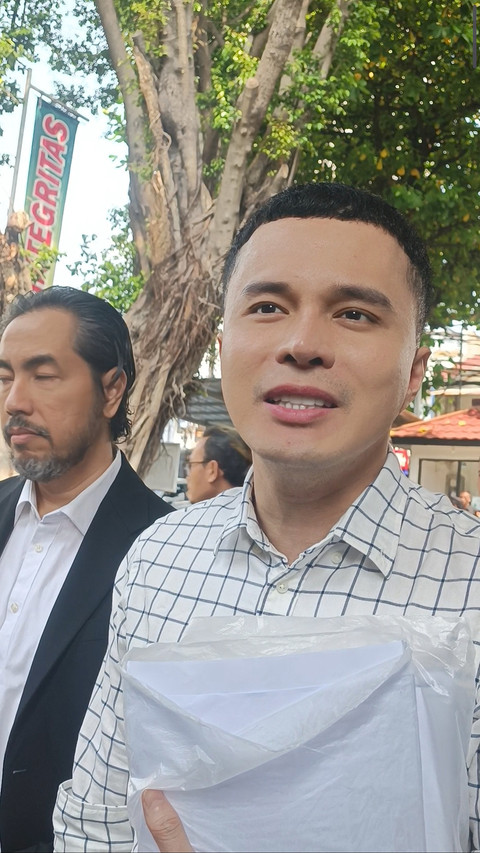 dr. Oky Pratama hadir sebagai saksi dalam sidang kasus pengancaman dan pemerasan yang menjerat Nikita Mirzani, PN Jakarta Selatan, Kamis (31/7). Foto: Giovanni/kumparan