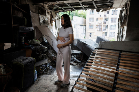 Bohdana Zhupanyna, seorang calon ibu berusia 30 tahun, berdiri di dalam apartemennya yang rusak akibat serangan pesawat tak berawak Rusia, di tengah serangan Rusia terhadap Ukraina, di Kyiv, Ukraina, 23 Juli 2025. Foto: REUTERS/Valentyn Ogirenko