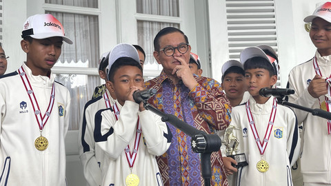 Gubernur DKI Jakarta Pramono Anung bersama Tim Sepak Bola Pelajar Jakarta U-12 yang menjuarai Dana Cup U-12 Denmark di Balai Kota DKI Jakarta, Gambir, Jakarta Pusat, Kamis (31/7/2025). Foto: Nasywa Athifah/kumparan