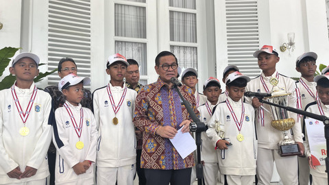 Gubernur DKI Jakarta Pramono Anung bersama Tim Sepak Bola Pelajar Jakarta U-12 yang menjuarai Dana Cup U-12 Denmark di Balai Kota DKI Jakarta, Gambir, Jakarta Pusat, Kamis (31/7/2025). Foto: Nasywa Athifah/kumparan