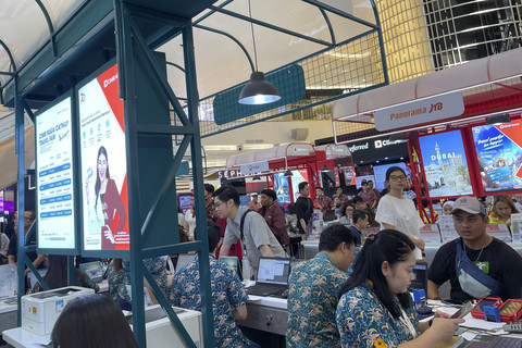 CIMB Niaga Cathay Travel Fair di Main Atrium Senayan City, Jakarta Selatan, Kamis (31/7/2025). Foto: Najma Ramadhanya/kumparan