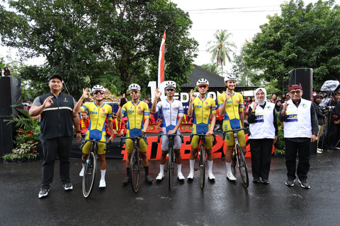 Menpora Dito Ariotedjo (kiri) dan Bupati Banyuwangi, Ipuk Fiestiandani (kedua dari kanan) bersama pembalap Tour de Banyuwangi Ijen 2025, Kamis (31/7/2025). Foto: Dok. Istimewa