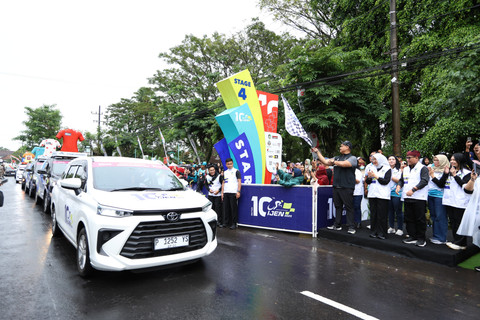 Menpora Dito Ariotedjo (kelima dari kanan) saat flagoff Etape Empat Tour de Banyuwangi Ijen 2025 di RTH Maron, Kecamatan Genteng, Banyuwangi, Kamis (31/7/2025). Foto: Dok. Istimewa