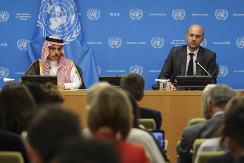 Menteri Luar Negeri Arab Saudi Faisal bin Farhan Al-Saud dan Menteri Luar Negeri Prancis Jean-Noel Barrot, sebagai co-chair konferensi internasional tingkat tinggi PBB saat sesi konferensi pers di New York, Amerika Serikat, Kamis (31/7/2025). Foto: Kylie Cooper/Reuters
