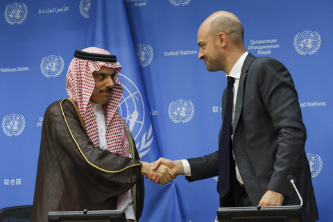 Menteri Luar Negeri Arab Saudi Faisal bin Farhan Al-Saud berjabat tangan dengan Menteri Luar Negeri Prancis Jean-Noel Barrot saat konferensi internasional tingkat tinggi PBBdi New York, Amerika Serikat, Kamis (31/7/2025). Foto: Kylie Cooper/Reuters