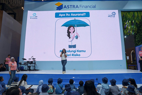 FHead of PR & Activation Asuransi Astra, Angela Anindita saat menyampaikan materi kepada anak-anak di kelas Field Trip GIIAS Tour with Astra Group di perhelatan pameran otomotif GIIAS, ICE BSD, Tangerang (26/7). Foto: Dok. Astra