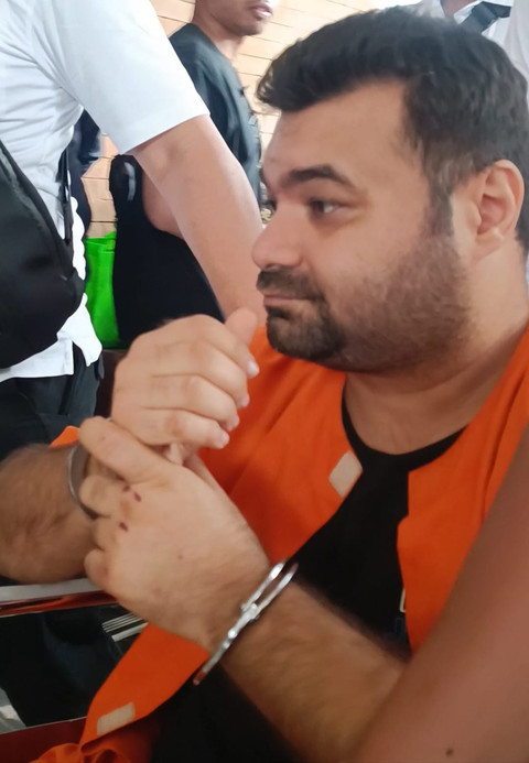 WN Azerbaijan Taccoddin Fazil Oglu Tajddin (30) patah tulang ditabrak warga saat dihadirkan dalam jumpa pers di Polresta Denpasar, Kamis (31/7) Foto: Denita BR Matondang/kumparan