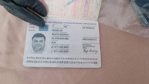  Identitas palsu yang digunakan Taccoddin yang ditunjukkan oleh polisi dalam jumpa pers di Polresta Denpasar, Kamis (31/7). Foto: Denita BR Matondang/kumparan