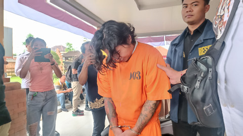 WN Uzbekistan Evgeniy Viktorovich Pak (33) dihadirkan dalam jumpa pers di Polresta Denpasar, Kamis (31/7). Foto: Denita BR Matondang/kumparan