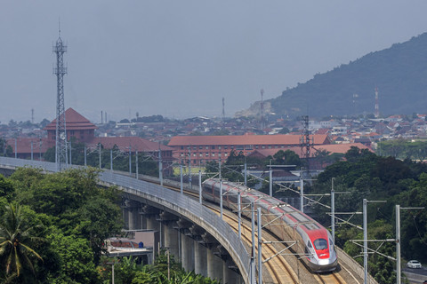 Kereta cepat Whoosh melintas di Kota Cimahi, Jawa Barat, Kamis (31/7/2025). Foto: Abdan Syakura/ANTARA FOTO