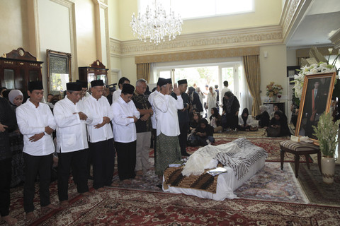 Suasana rumah duka mantan Menteri Agama Suryadharma Ali yang dihadiri sejumlah kerabat dan tokoh di kawasan Cipinang Cepedak, Jakarta, Kamis (31/7/2025). Foto: Reno Esnir/ANTARA FOTO