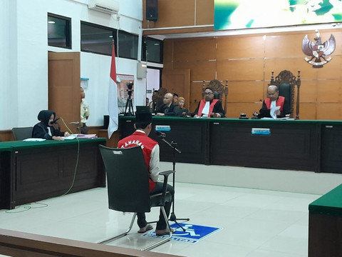 Sidang tuntutan terdakwa kasus mutilasi Mulyana alias Iyan (22) di PN Serang ricuh, keluarga kejar hingga lempari terdakwa dengan sendal, Kamis (31/7/2025). Foto: Dok kumparan
