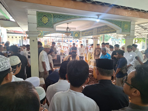 Pemakaman Suryadharma Ali di pemakaman Yayasan Pesantren Miftahul Ulum, Kamis (31/7/2025). Dok. kumparan
