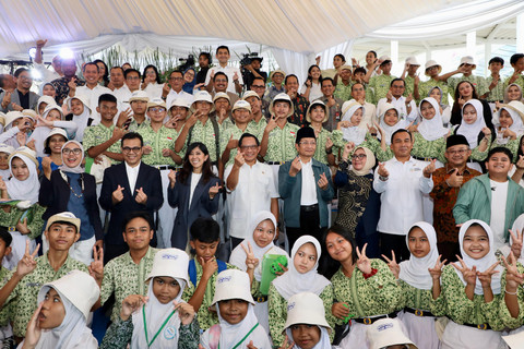 Mendagri Tito Karnavian bersama sejumlah menteri menghadiri penandatanganan Nota Kesepahaman Rencana Aksi Implementasi PP Tunas di Era Digital yang berlangsung di Museum Penerangan, TMII, Jakarta, Kamis (31/7/2025). Foto: Dok. Kemendagri