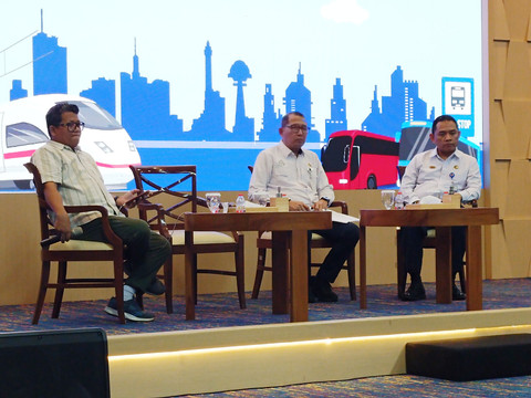 Direktur Lalu Lintas dan Angkutan Kereta Api Kementerian Perhubungan (Kemenhub), Arif Anwar (kanan) menghadiri acara press background Integrasi Transportasi Sektor Darat dan Perkeretaapian di Kantor Kemenhub, Jakarta, Kamis (31/7). Foto: Muhammad Fhandra/kumparan