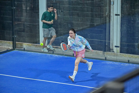 Melanie Saskia saat bermain padel di kawasan Jakarta. Foto: Dok. Pribadi