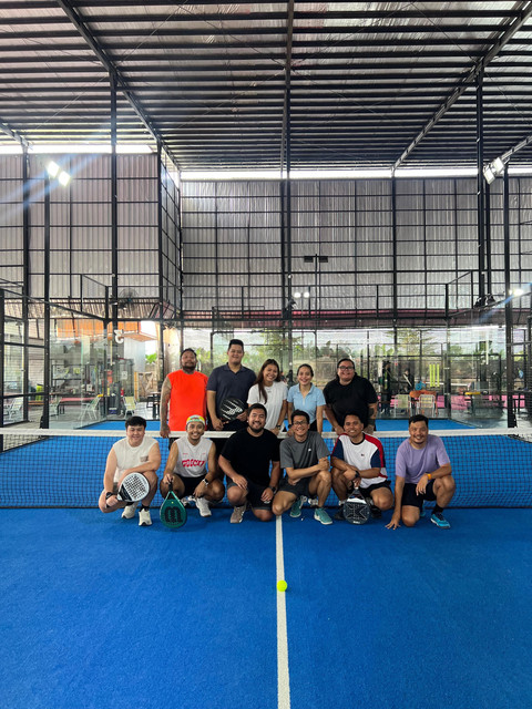 Melanie Saskia saat bermain padel di kawasan Jakarta. Foto: Dok. Pribadi
