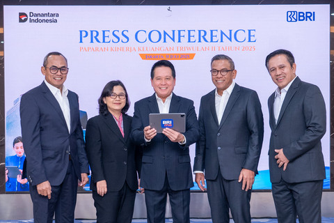 Direktur Utama BRI Hery Gunardi (tengah), Wakil Direktur Utama BRI Agus Noorsanto (kedua dari kanan), Direktur Finance & Strategy BRI Viviana Dyah Ayu (kedua dari kiri), Direktur Micro BRI Akhmad Purwakajaya (kanan), dan Direktur Manajemen Risiko BRI Mucharom pada Press Conference Kinerja Keuangan BRI Triwulan II 2025 di Kantor Pusat BRI, Jakarta pada Kamis (31/7). Foto: Dok. BRI
