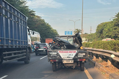 Kemacetan Tol JORR arah Bekasi, Kamis (31/7/2025). Foto: Nicha Muslimawati/kumparan
