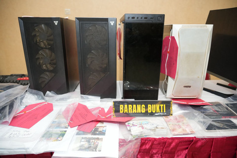 Ditreskrimsus Polda DIY menangkap 5 orang pelaku judi online di sebuah rumah kontrakan di Kapanewon Banguntapan, Kabupaten Bantul. Foto: Polda DIY