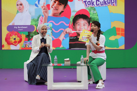 drg. Nurvitasari sedang menjelaskan cara menyikat gigi yang tepat di kumparanMOM Festival Hari Anak 2025. Foto: dok. kumparan