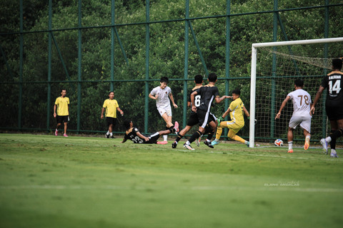 Sriwijaya FC (kostum putih) saat bertanding bersama Dewa United FC (kostum hitam) pada laga uji coba di Lapangan Ground Dewa United, Rabu (30/7/2025) sore. Foto : Media Officer Sriwijaya FC