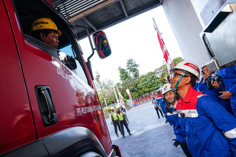 Direktur Rekayasa dan Infrastruktur Darat (RID) Pertamina Patra Niaga Jatimbalinus, Hari Purnomo, memantau penambahan 96 mobil tangki BBM untuk mengurai antrean panjang pengisian BBM di Jember dan sekitarnya, Rabu (30/7). Foto: Pertamina Patra Niaga
