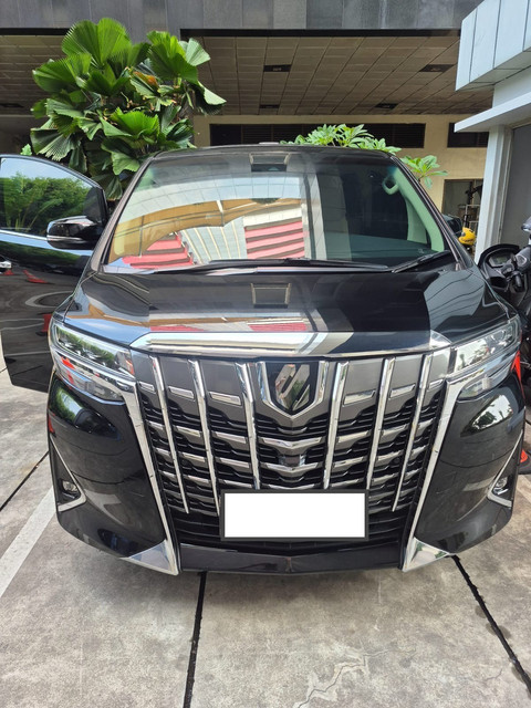 Mobil Alphard tahun 2023 yang disita KPK terkait kasus dugaan korupsi pemberian fasilitas pembiayaan dari Lembaga Pembiayaan Ekspor Indonesia (LPEI), Kamis (31/7/2025). Foto: KPK