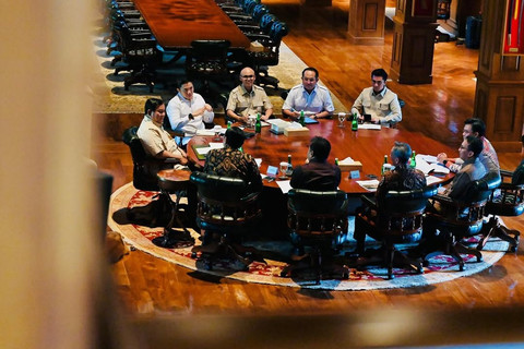 Presiden Prabowo Subianto memimpin rapat bersama jajaran Dewan Ekonomi Nasional (DEN) di kediaman pribadinya di Hambalang, Bogor, Kamis (31/7/2025). Foto: Instagram/ @sekretariat.kabinet