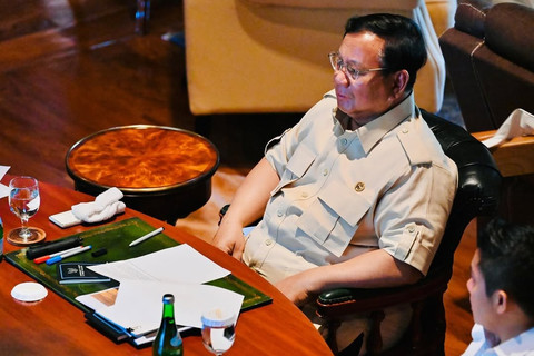 Presiden Prabowo Subianto memimpin rapat bersama jajaran Dewan Ekonomi Nasional (DEN) di kediaman pribadinya di Hambalang, Bogor, Kamis (31/7/2025). Foto: Instagram/ @sekretariat.kabinet