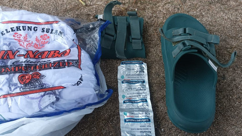 Obat milik Azka Nurfadillah (28 tahun) perempuan asal Pondok Ranggon, Jakarta Timur, yang hilang di sekitar Pantai Siung, Kabupaten Gunungkidul, ditemukan Tim SAR Gabunganbm hari ini, Kamis (31/7/2025). Foto: Polsek Tepus
