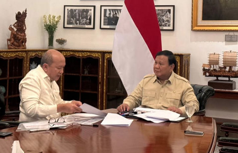 CEO Danantara Rosan Roeslani melaporkan perkembangan pembelian lahan di Makkah untuk Kampung Haji Indonesia kepada Presiden Prabowo, Rabu (30/7/2025). Foto: Instagram/ @sekretariat.kabinet