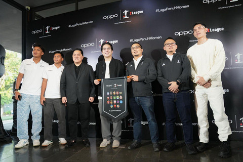 Ketua Umum PSSI Erick Thohir (ketiga dari kiri), VP OPPO Indonesia Patrick Owen (keempat dari kiri) dan Direktur Bisnis dan Komersial iLeague, Sadikin Aksa (ketiga dari kanan) resmikan kerja sama OPPO x BRI Super League bersama football enthusiast di Jakarta, Kamis (31/7). Foto: Dok. Istimewa