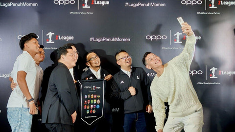 Ketua Umum PSSI Erick Thohir (ketiga dari kiri), VP OPPO Indonesia Patrick Owen (keempat dari kiri) dan Direktur Bisnis dan Komersial iLeague, Sadikin Aksa (ketiga dari kanan) resmikan kerja sama OPPO x BRI Super League dengan para football enthusiast saat foto bersama di Jakarta, Kamis (31/7). Foto: Dok. Istimewa