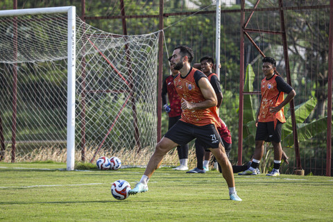 Pemain Persija Jakarta Jordi Amat mengikuti sesi latihan di kawasan Sawangan, Depok, Jawa Barat, Kamis (31/7/2025). Foto: Darryl Ramadhan/kumparan