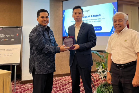 Anggota pemangku kepentingan Dewan Energi Nasional (DEN), As Natio Lasman (paling kanan), dalam forum diskusi terkait PLTN yang digelar Forum Pekerja Radiasi yang berada di bawah naungan PT Intergy Indonesia, Rabu (30/7/2025). Foto: Dok. Istimewa