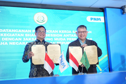 Direktur Utama PNM, Arief Mulyadi (kiri) dan Ketua JAM DATUN Kejaksaan Agung, Prof (HC) Dr. R. Narendra Jatna (kanan) dalam penandatanganan Perjanjian Kerja Sama (PKS) terkait penyelesaian masalah hukum di bidang perdata dan tata usaha negara di Menara PNM, Jakarta pada Selasa (29/7). Foto: Dok. PNM