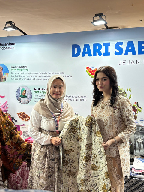 Istri Wakil Presiden, Selvi Ananda Gibran (kanan) saat membeli produk Restati Batik dari Cirebon karya nasabah PNM Mekaar, Tati Herawati pada Gelar Batik Nusantara 2025 di Pasaraya Blok M, Jakarta, Rabu (30/7). Foto: Dok. PNM