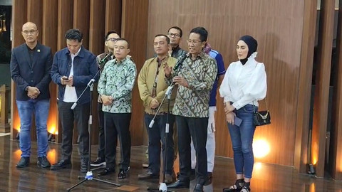 Wakil Ketua DPR Sufmi Dasco Ahmad dan Menteri Hukum Supratman Andi Agtas memberikan keterangan pers terkait pemberian abolisi dan amnesti di Kompleks Parlemen Senayan, Jakarta, pada Kamis (31/7/2025). Foto: Luthfi Humam/kumparan