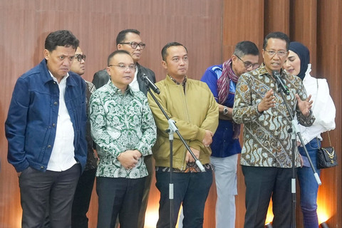 Menteri Hukum Supratman Andi Agtas menyampaikan keterangan pers bersama Wakil Ketua DPR Sufmi Dasco Ahmad , Mensesneg Prasetyo Hadi, dan Ketua Komisi III DPR Habiburokhman di Kompleks Parlemen, Senayan, Jakarta, Kamis (31/7/2025). Foto: Meli Pratiwi/ANTARA FOTO