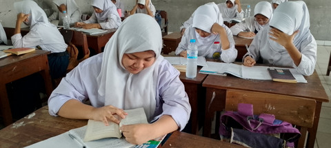 Kegiatan membaca yang dilakukan di dalam kelas oleh siswi SMPI Al Muttaqin Kapuk Muara. Foto: Dokumentasi Pribadi