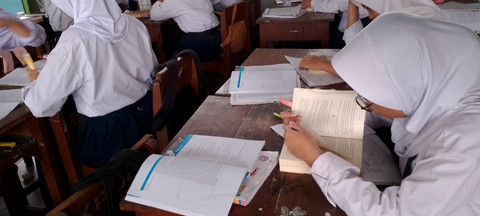 Kegiatan membaca sedang berlangsung di dalam kelas. Foto: Dokumentasi Pribadi