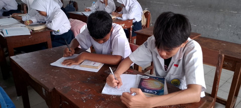 Sehabis membaca. kemudian menuliskan poin-poin isi buku tersebut. Foto: Dokumentasi pribadi